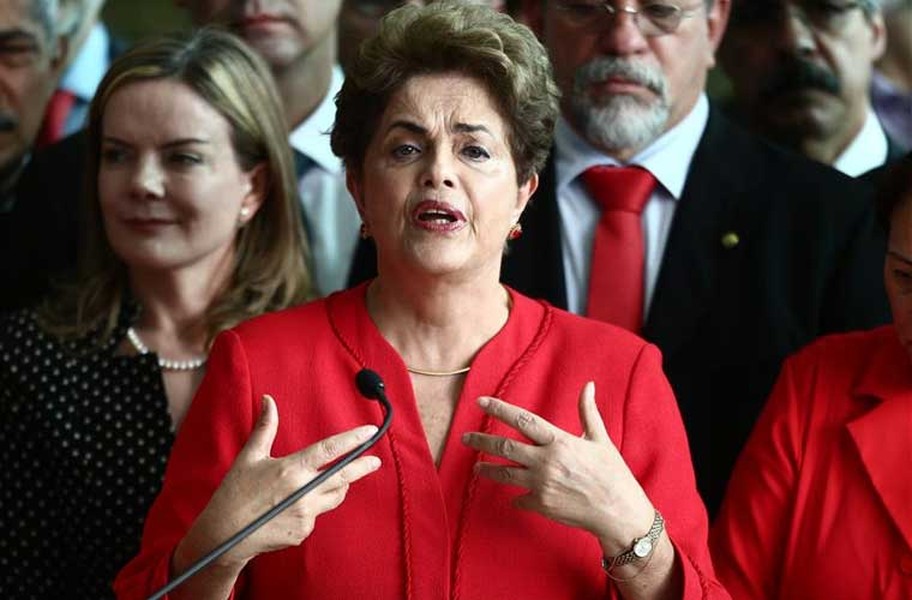  Tổng thống Brazil Rousseff đã chính thức bị phế truất trong phiên bỏ phiếu ở Quốc hội với tỷ lệ 61 phiếu đồng ý và 20 phiếu chống. Ảnh: Bà Dilma Rousseff phát biểu lần cuối cùng trên cương vị người đứng đầu Brazil tại Cung điện Alvorada ngày 31/8/2016.